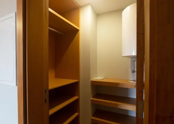 1e 5 Minutes From The *